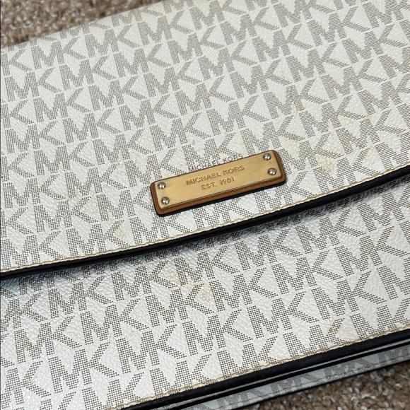 Michael Kors Cream and Tan Crossbody Bag with Gold Chain signature monogram - Picture 3 of 13